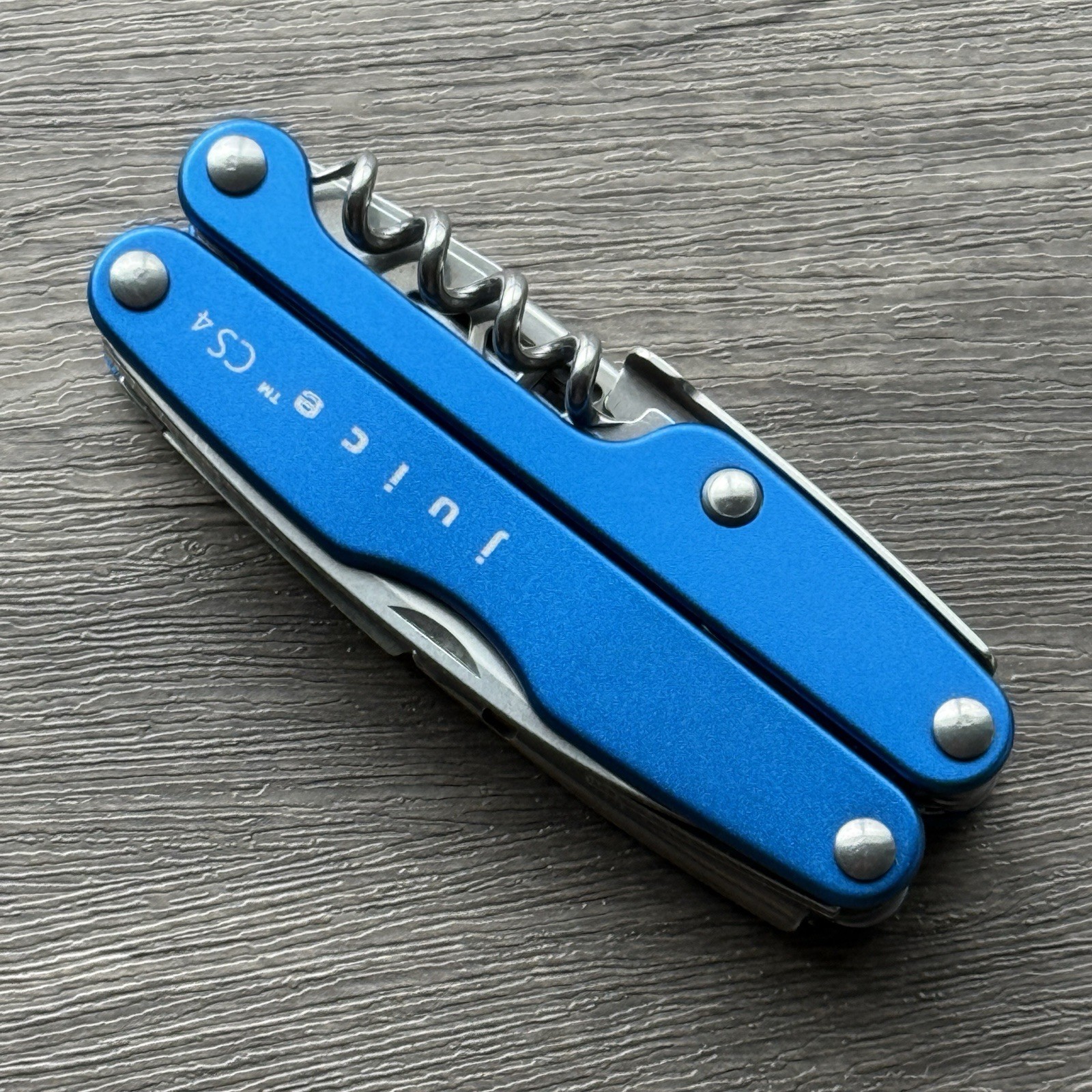 Leatherman Juice CS4 Glacier Blue multitool. New With Box