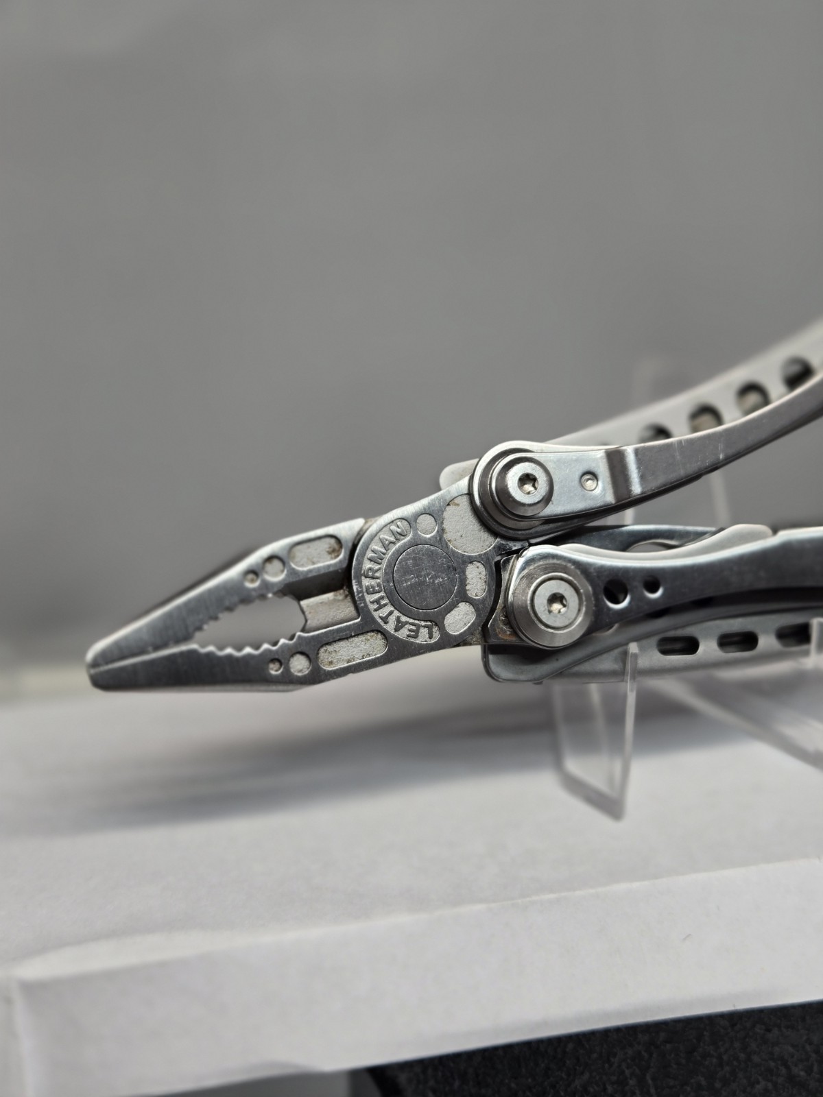 LEATHERMAN Skeletool Multi Tool – Plain Edge Blade Knife Pliers Carabiner!