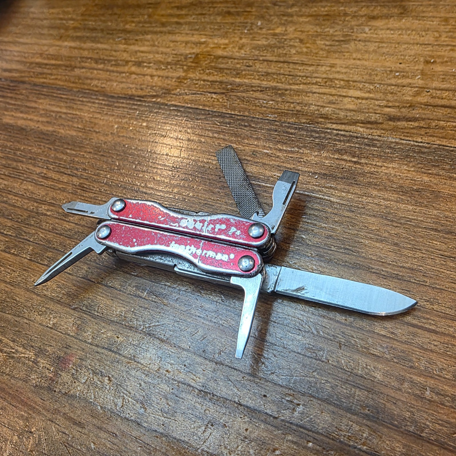 Leatherman Squirt P4 Multi-Tool, Knife, Pliers, Retired Collectible, Red