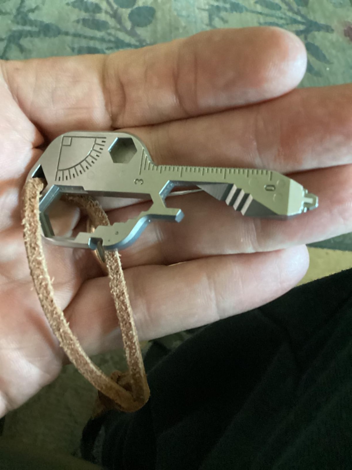 Versatile Keychain Multitool: 16+ Functions in Compact Design for EDC Travel