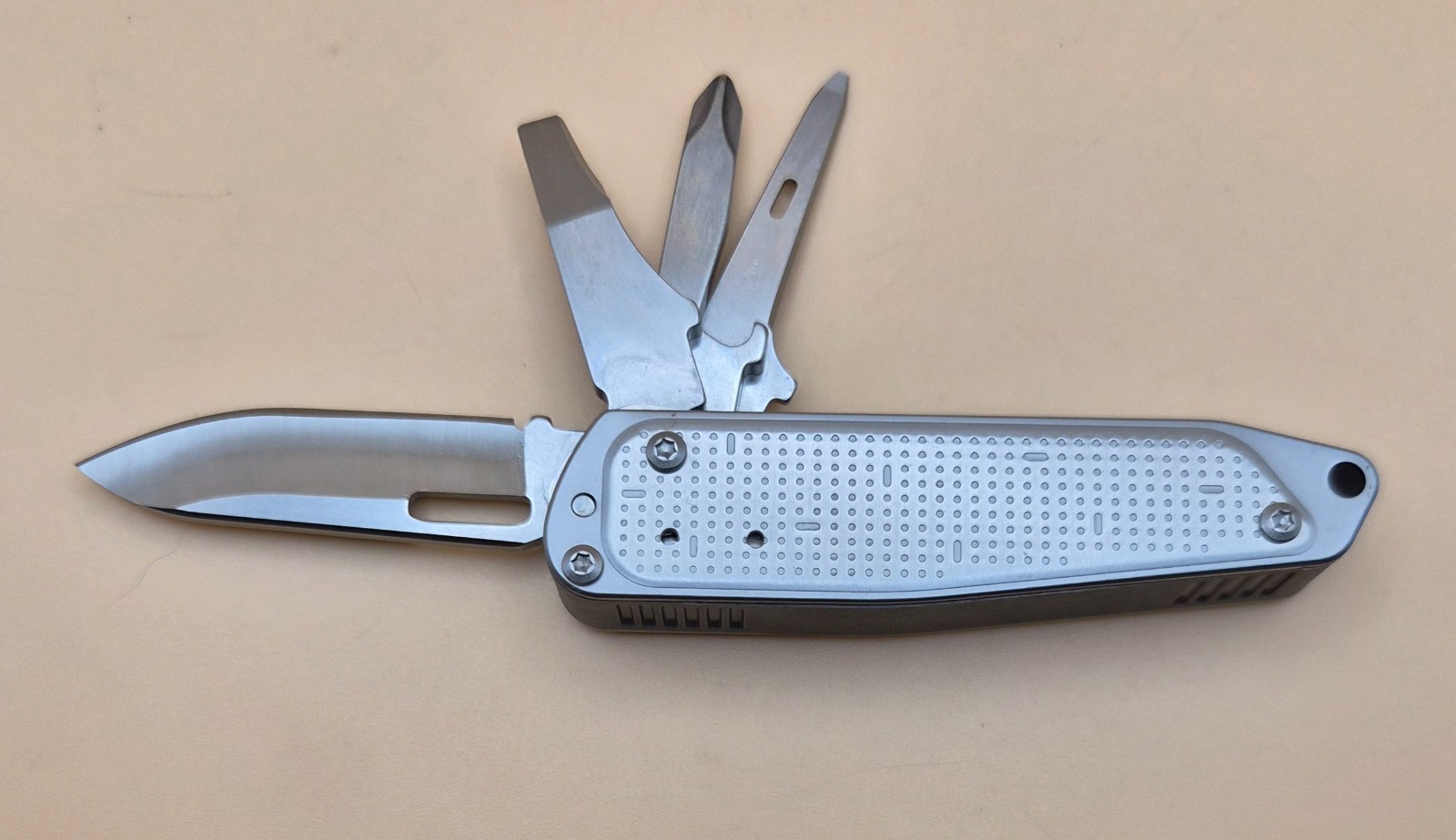 Leatherman Free T2 Multi-tool – Good Condition