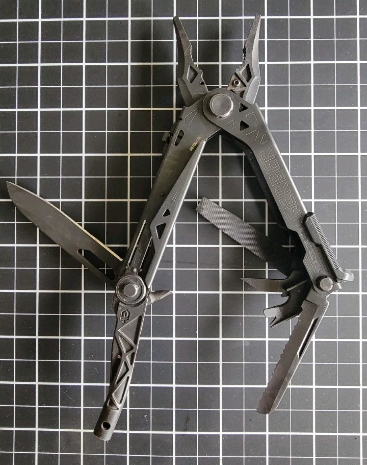 Gerber (3x) Center-Drive Black Multi-Tools (1x missing Phillips head driver)