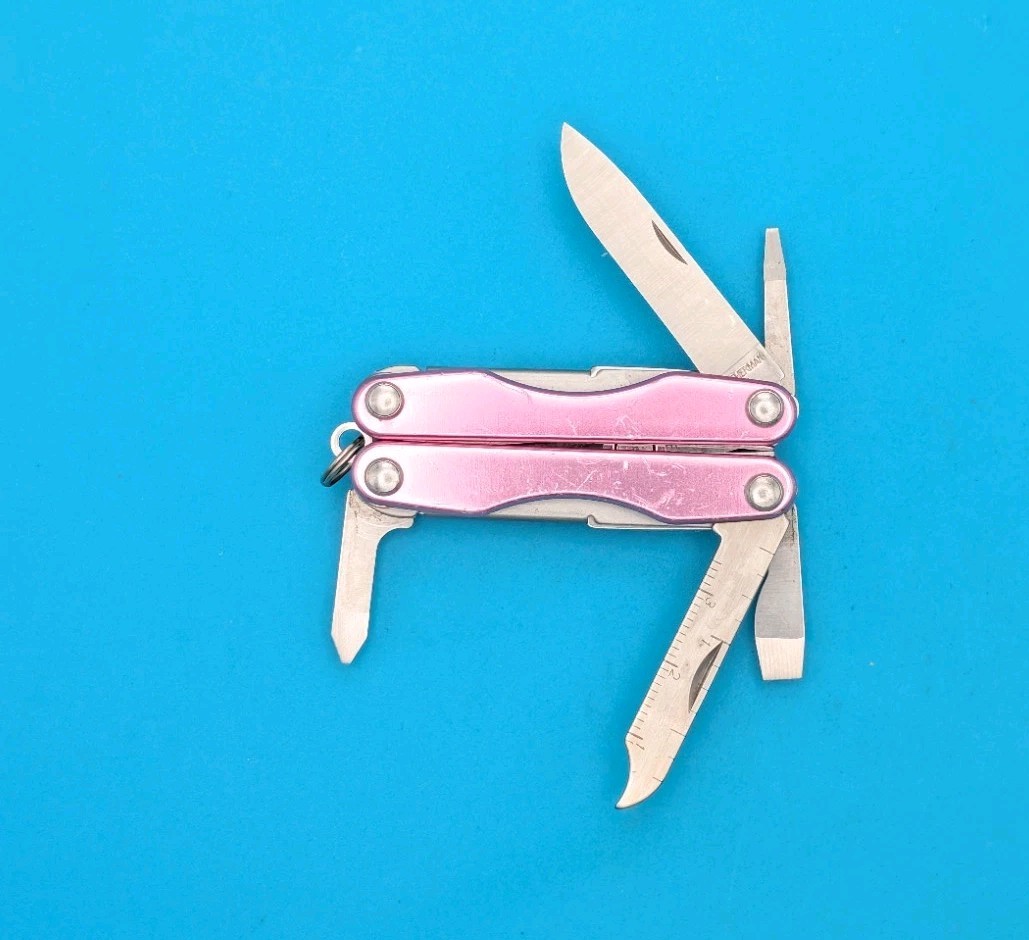 Leatherman “Squirt S4” Stainless Steel Multi Tool – PINK!