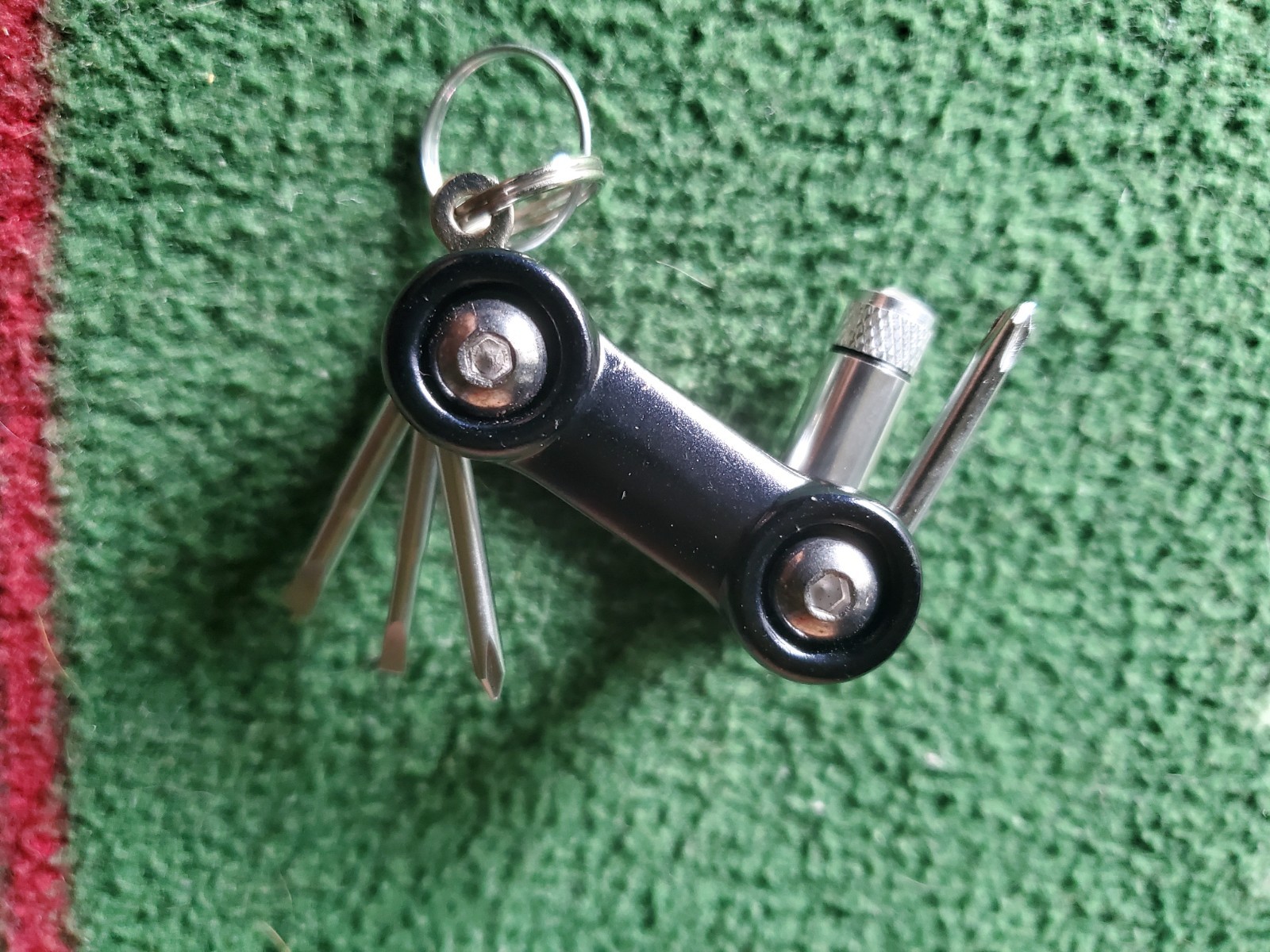 Multi-Tool Keychain – Flashlight, Screwdrivers Phillips & Standard
