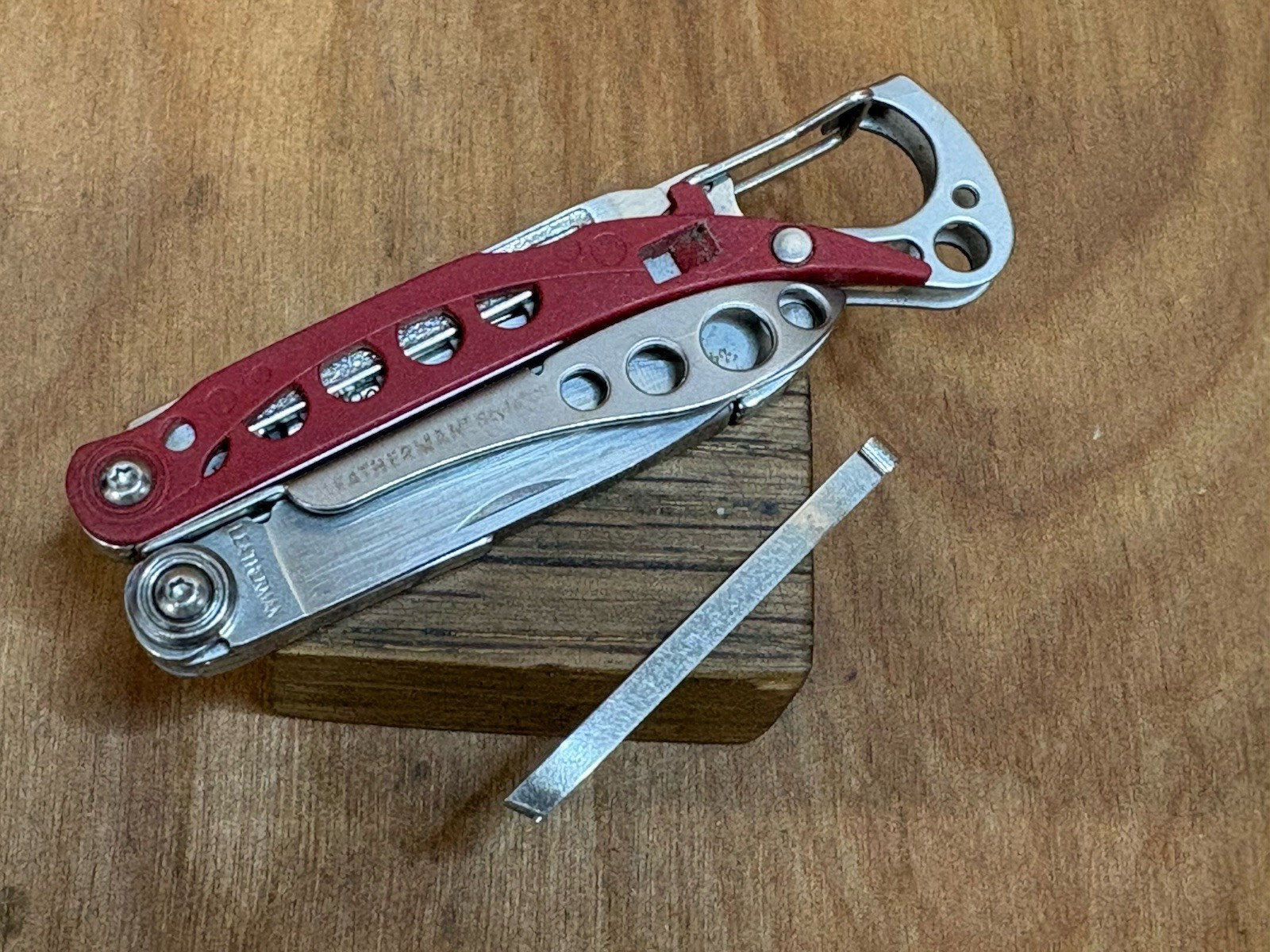LEATHERMAN STYLE CS Red Multi-Tool Knife File Tweezer Carabiner NEAR MINT!