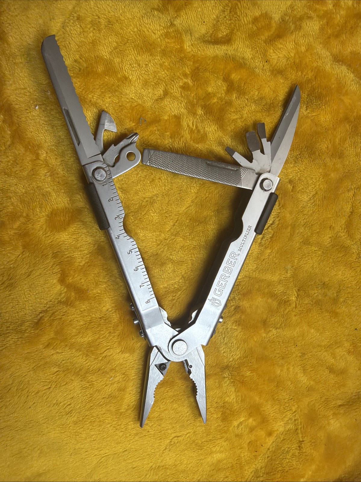 Gerber MP600 Multi-Tool Needle Nose Pliers Carbide Cutters. Very Good Condtion
