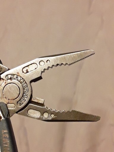 LEATHERMAN Skeletool Multi Tool – Combo Edge Blade Knife Pliers Carabiner