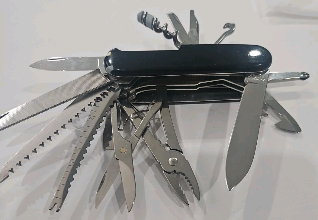 Victorinox SwissChamp Swiss Army Knife 33 Function Multi Tool Pocket Black L2