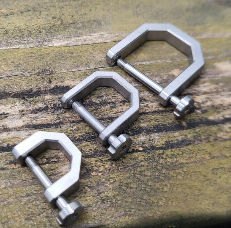 EDC Creative D Type Buckle Titanium Alloy Horseshoe Buckle car Keychain Tool Toy