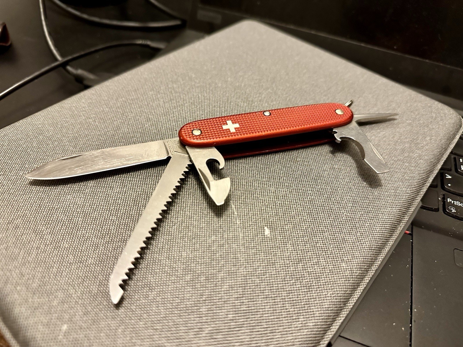 Victorionox Old Cross Farmer Alox – Red – Slipjoint