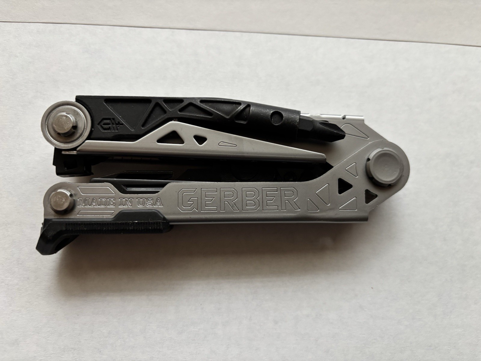 Gerber Center-Drive Multi-Tool Silver-Black with Sheath