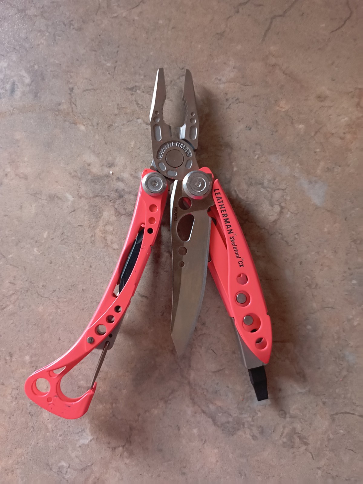LEATHERMAN, Skeletool 7-In-1 Lightweight, Minimalist Multi-Tool Guava