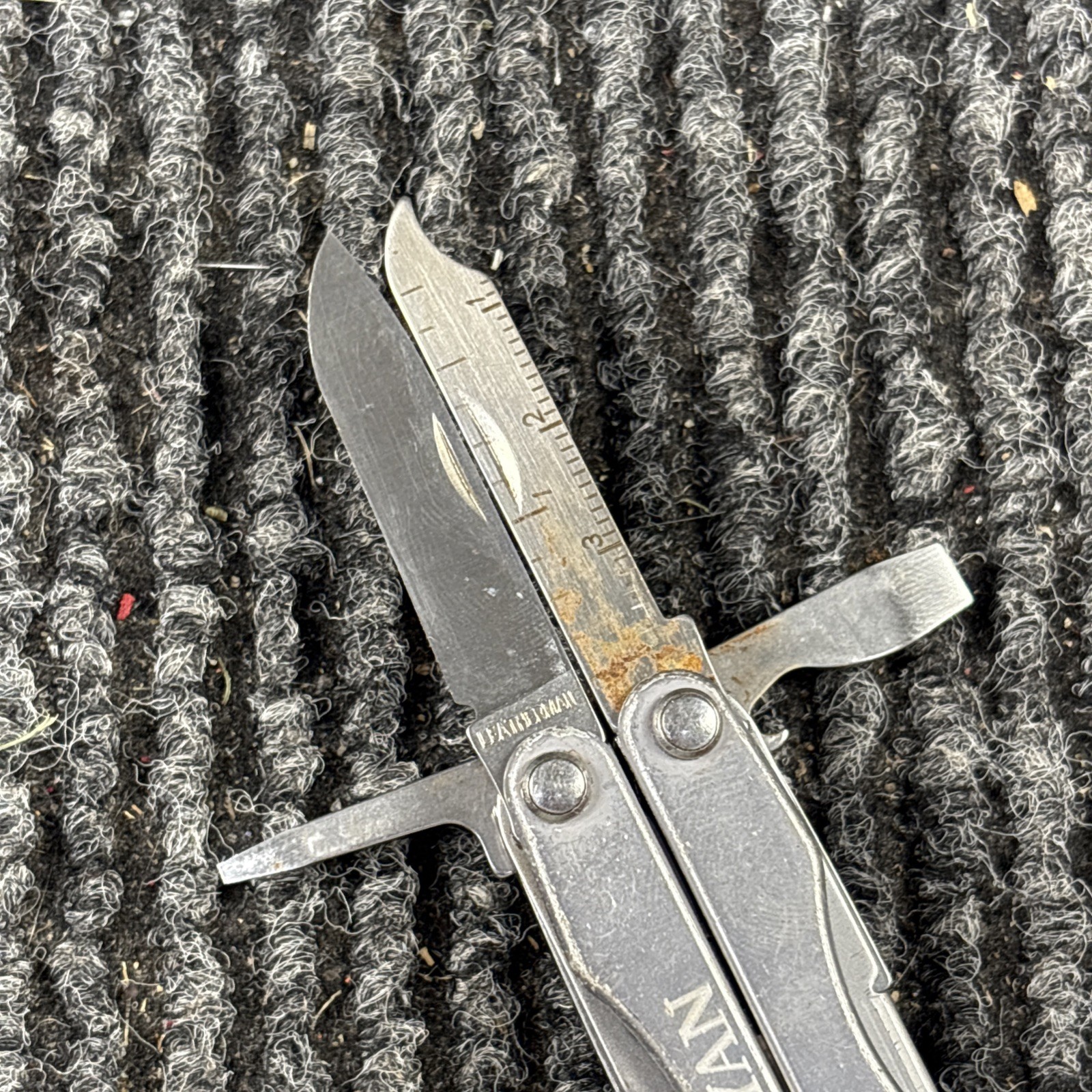 Leatherman Squirt S4 Stainless Steel Multitool Keychain – Gray (184)