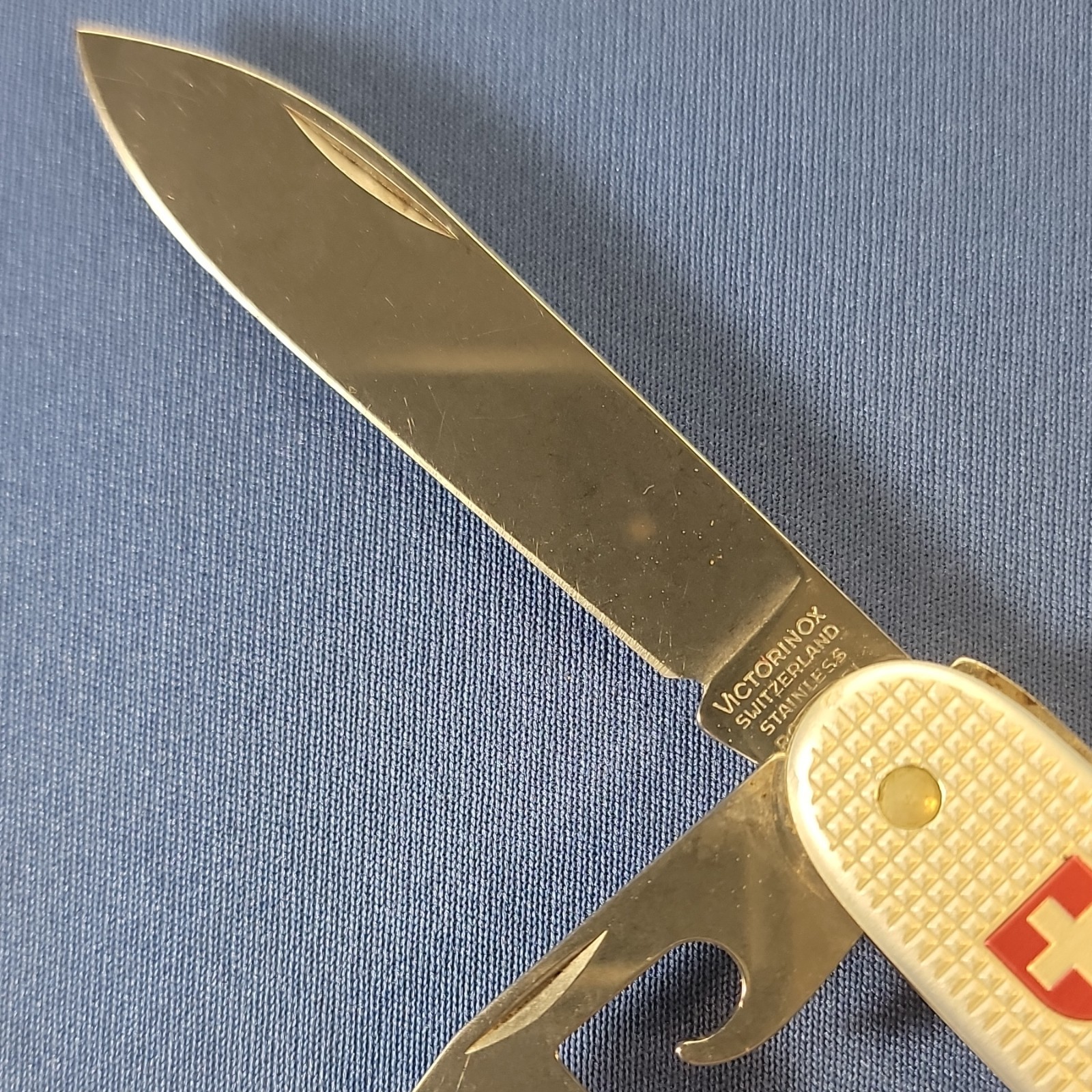 Victorinox Swiss Army 4-Tool Multi-Tool White Alox, 2 1/4″ Straight Blade