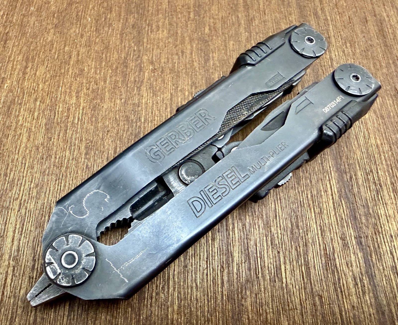 Gerber Diesel Multitool w/sheath, blemishes on handles.