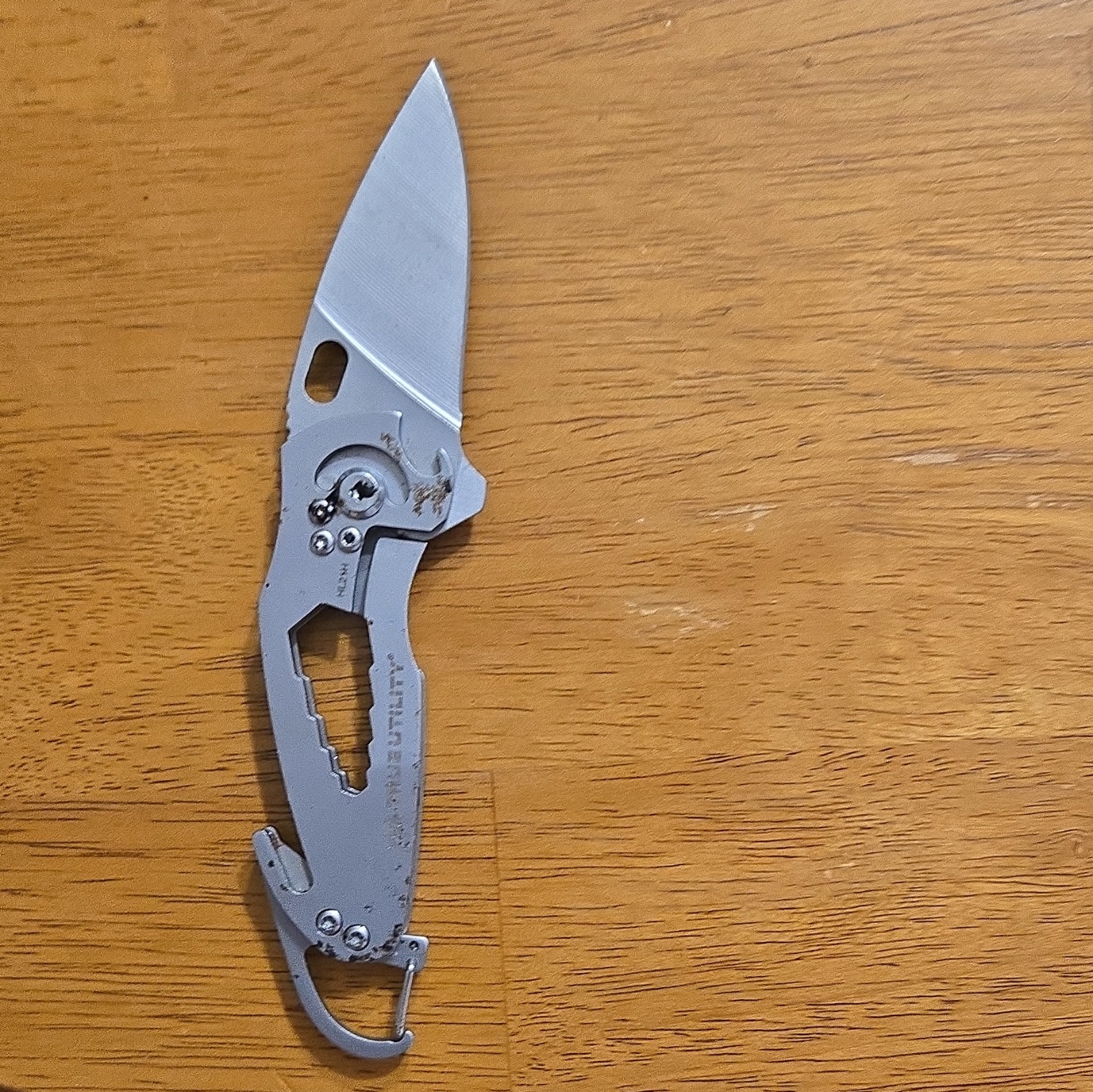 True Utility HL2WH Stainless Steel 7-in-1 Multi-Tool Knife Carabiner Silver