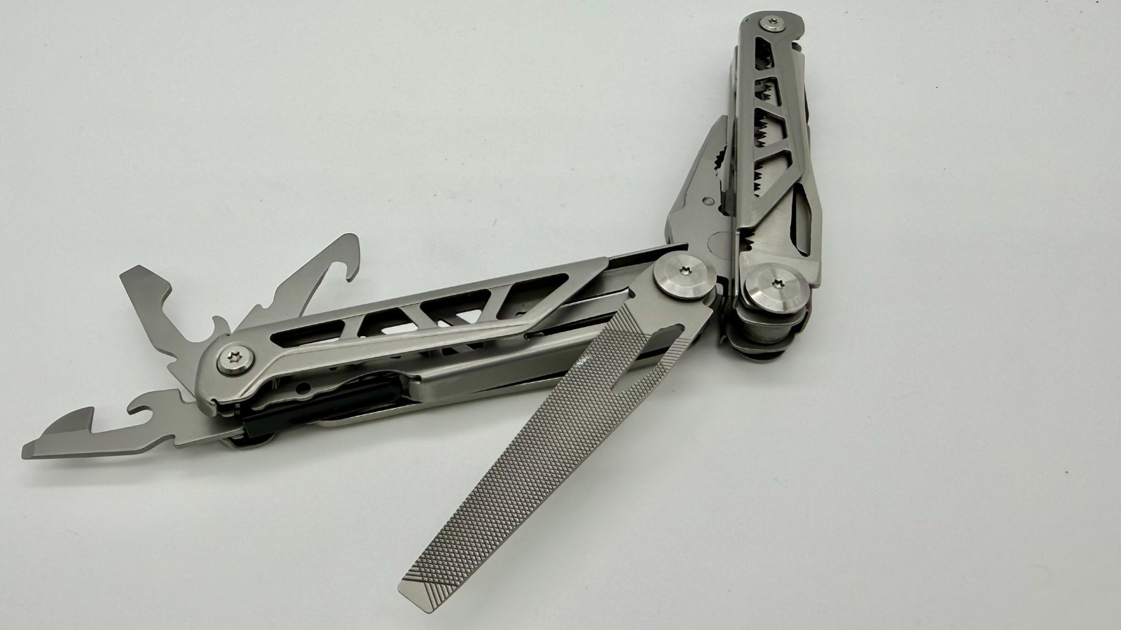 PERWIN 17-in-1 Multi-Tool Pliers Pocket Knife Saw Scissors File Self-Locking EDC