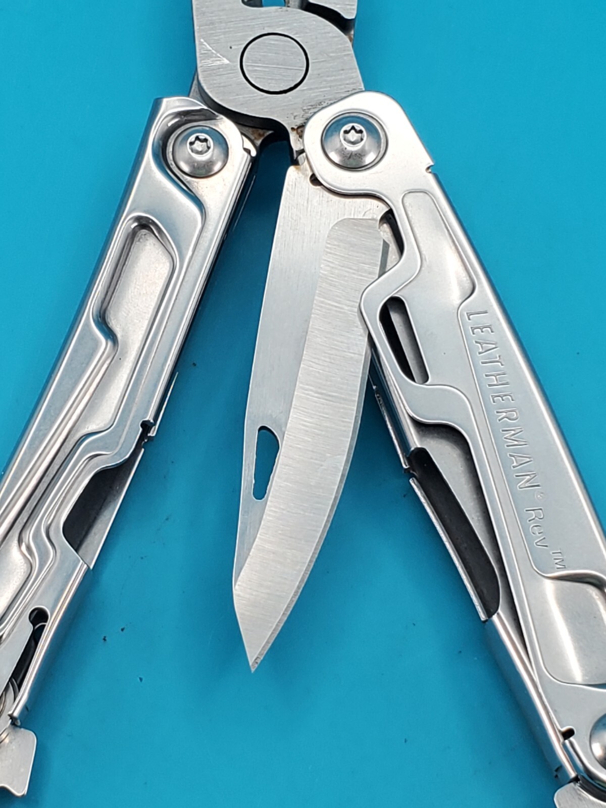 Leatherman Rev 3.8″ Multi-Tool, Stainless! *MINOR RUST ON ITEM*