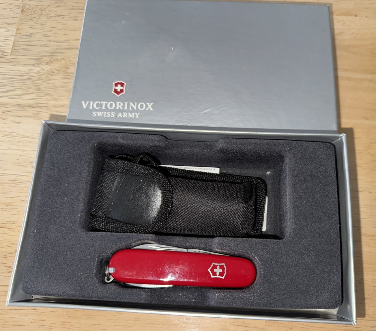 NEW Swiss Army Classic Red SD Knife and Flashlight Set, Victorinox New Boxed Set