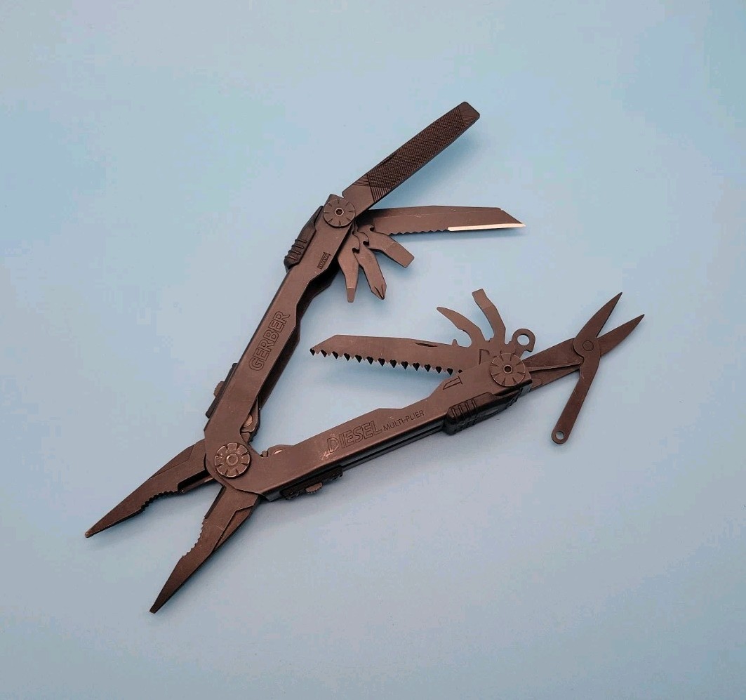 Gerber Diesel Multi-Tool – BLACK – Pliers, Knife, Scissors, Screwdrivers, Saw