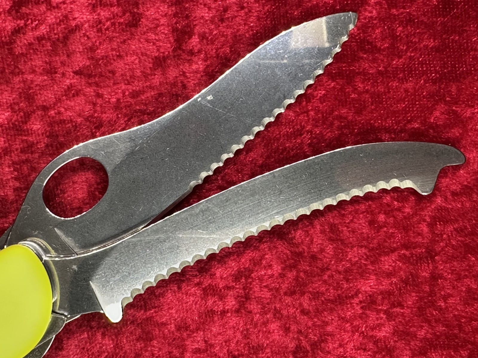 Victorinox RescueTool StayGlow Handle Large Swiss Army Knife 111mm 11 Tool (642)