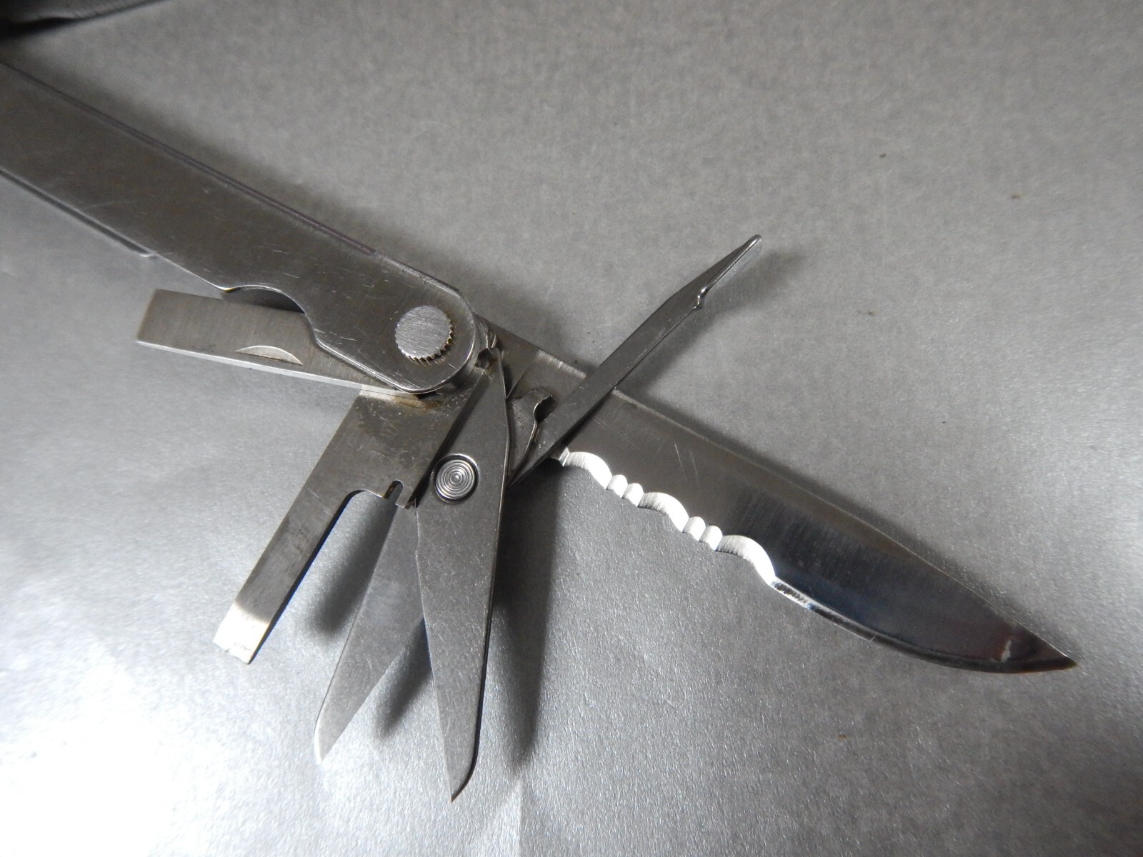 unusual Vintage Leatherman Super Tool – 1998 – 1 SERRATED Blade, Scissors