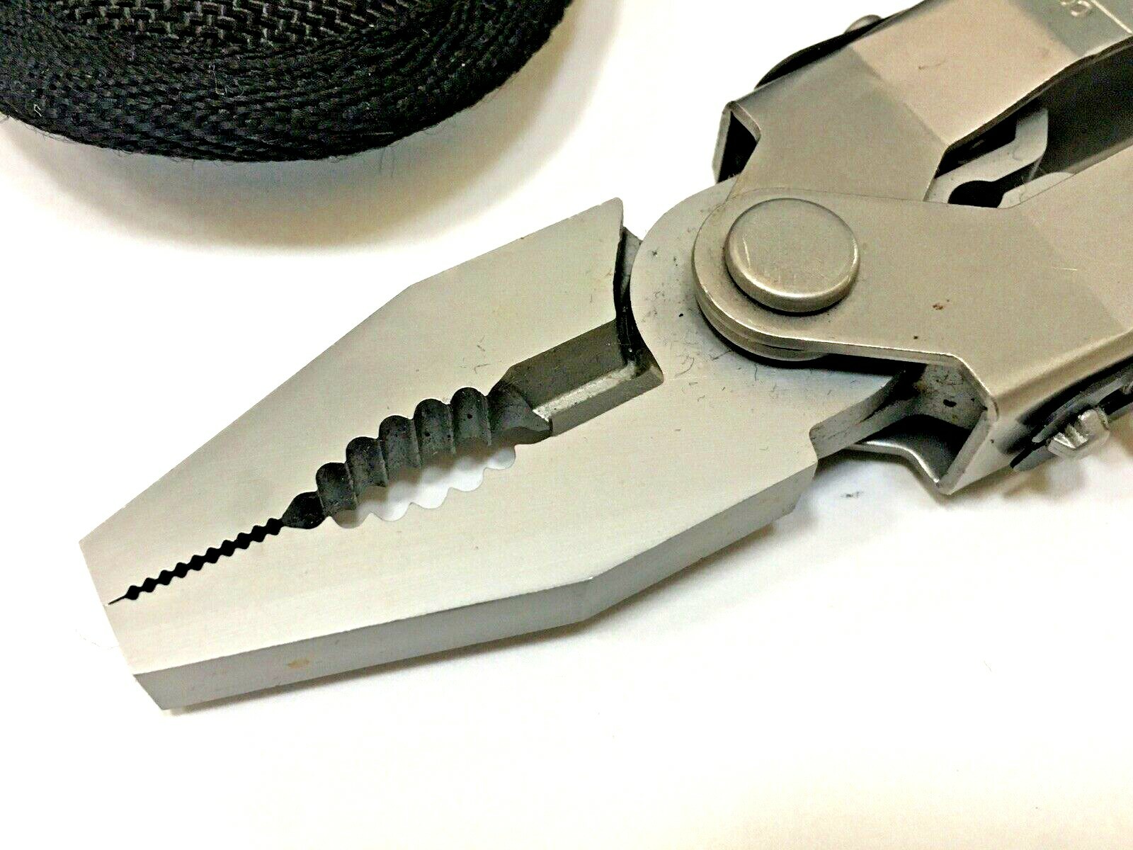 Gerber Stainless Steel Multitool Plier 12 tools w/6 bit in Ballistic Nylon Case
