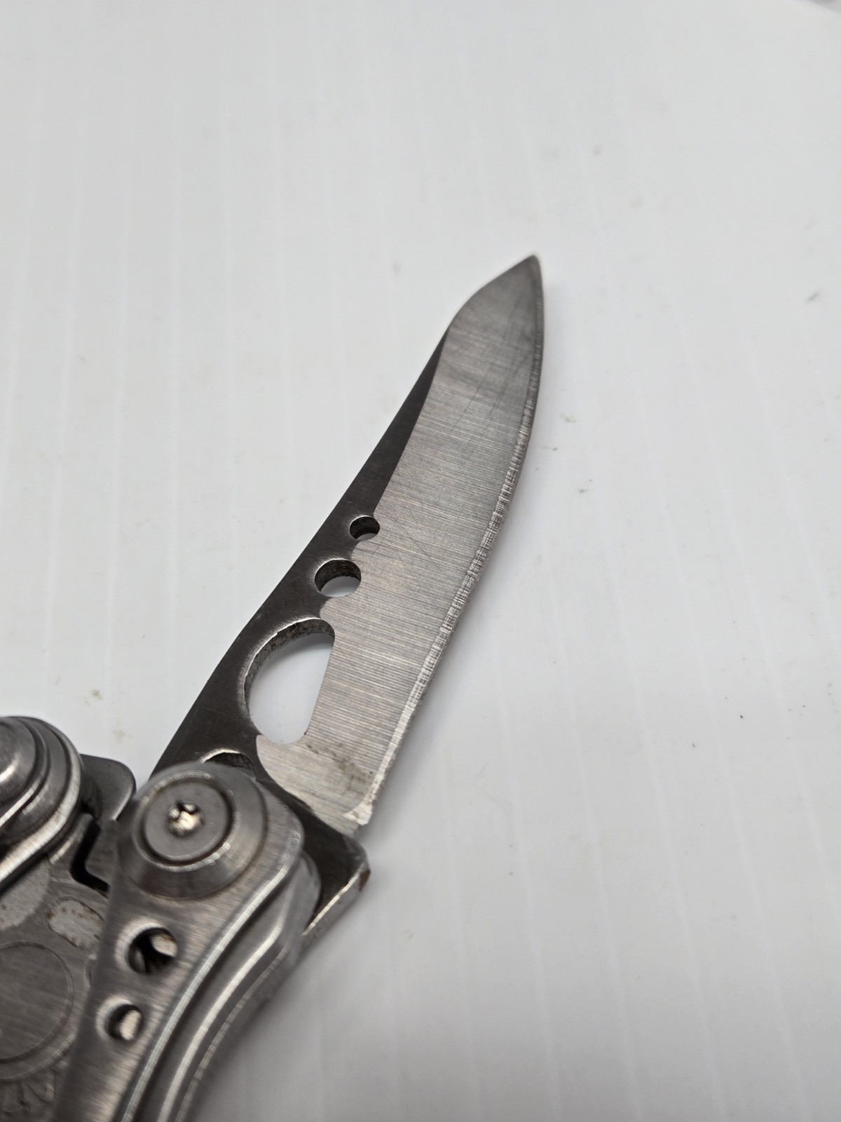 LEATHERMAN Skeletool Multi Tool – Plain Edge Blade Knife Pliers Carabiner!
