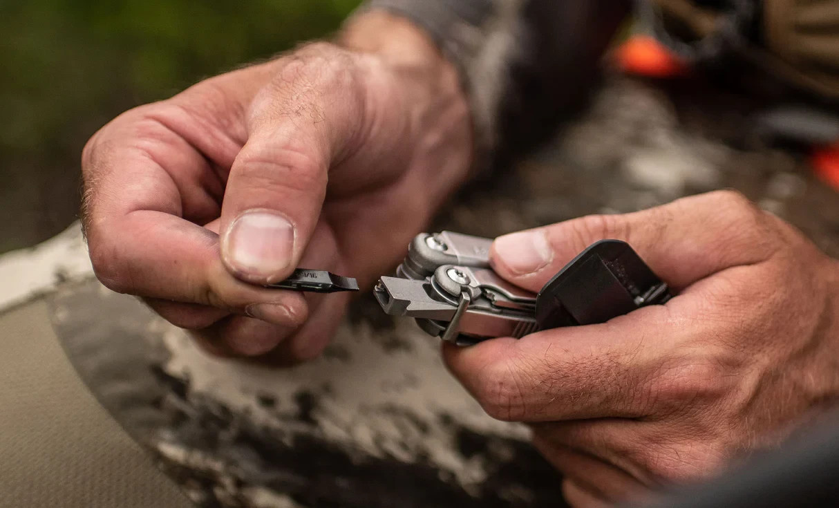 NEW Leatherman 832533 Multi-Tool 18 Tools Wave + Black/Stainless Steel