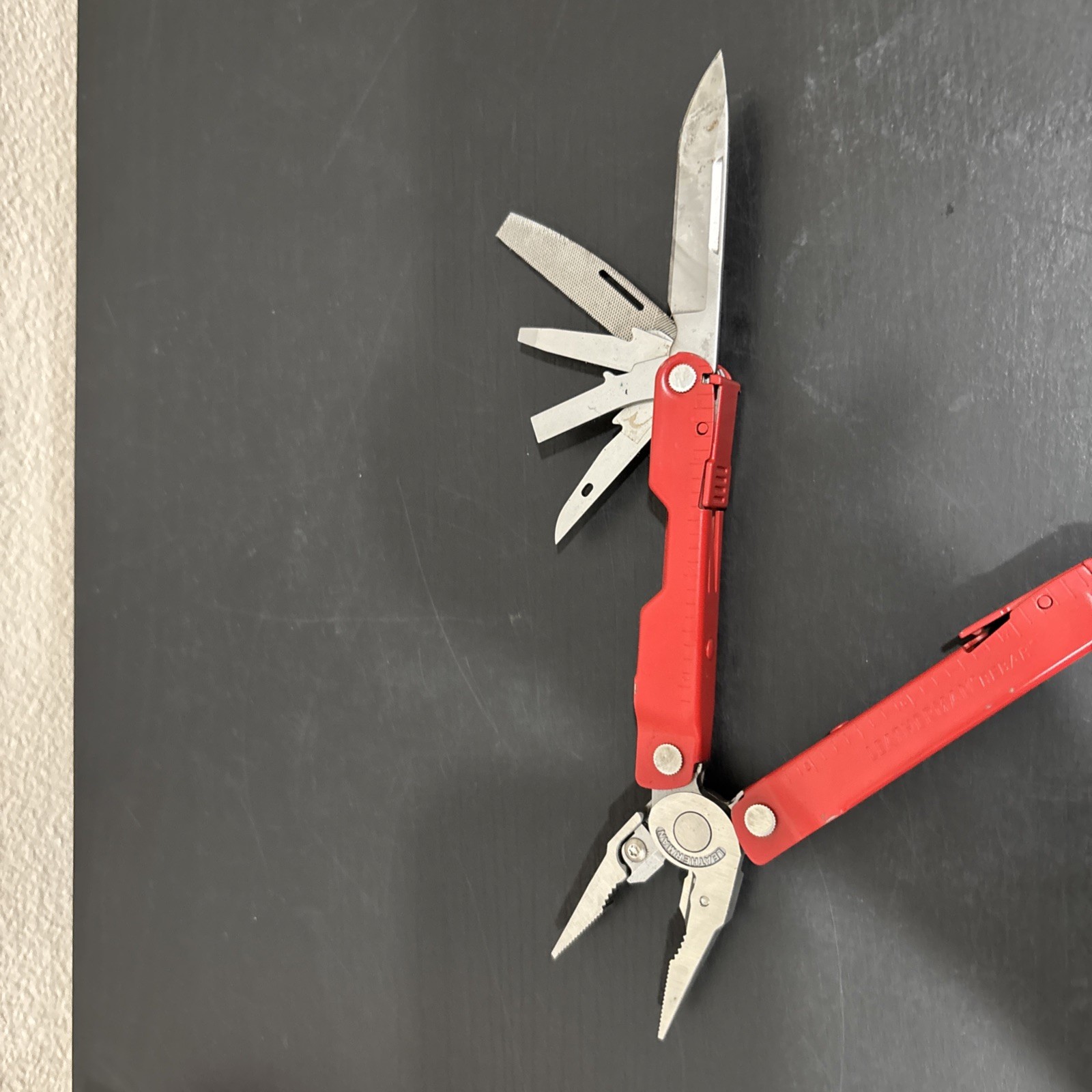 Leatherman Rebar Multi-Tool! LIMITED EDITION SUPREME w/ Case!