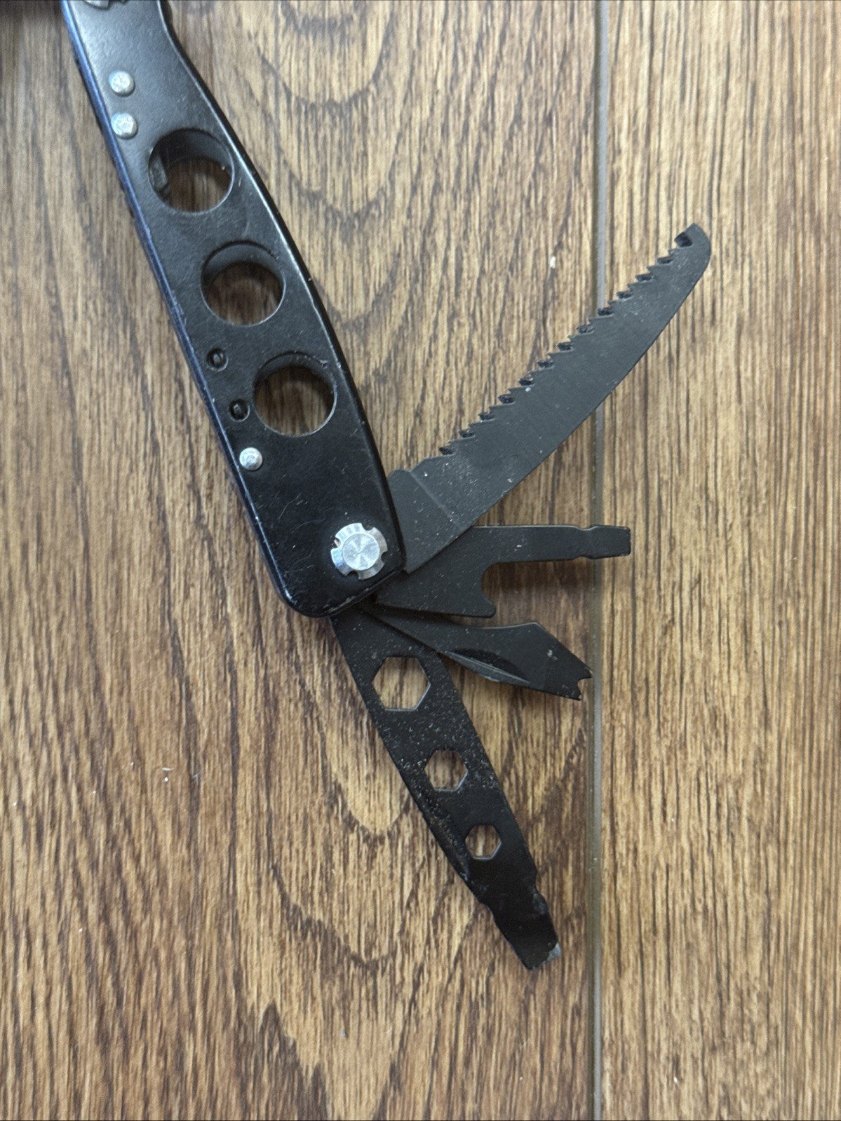Used Smith & Wesson 16 Function Multi-Tool Black Knife