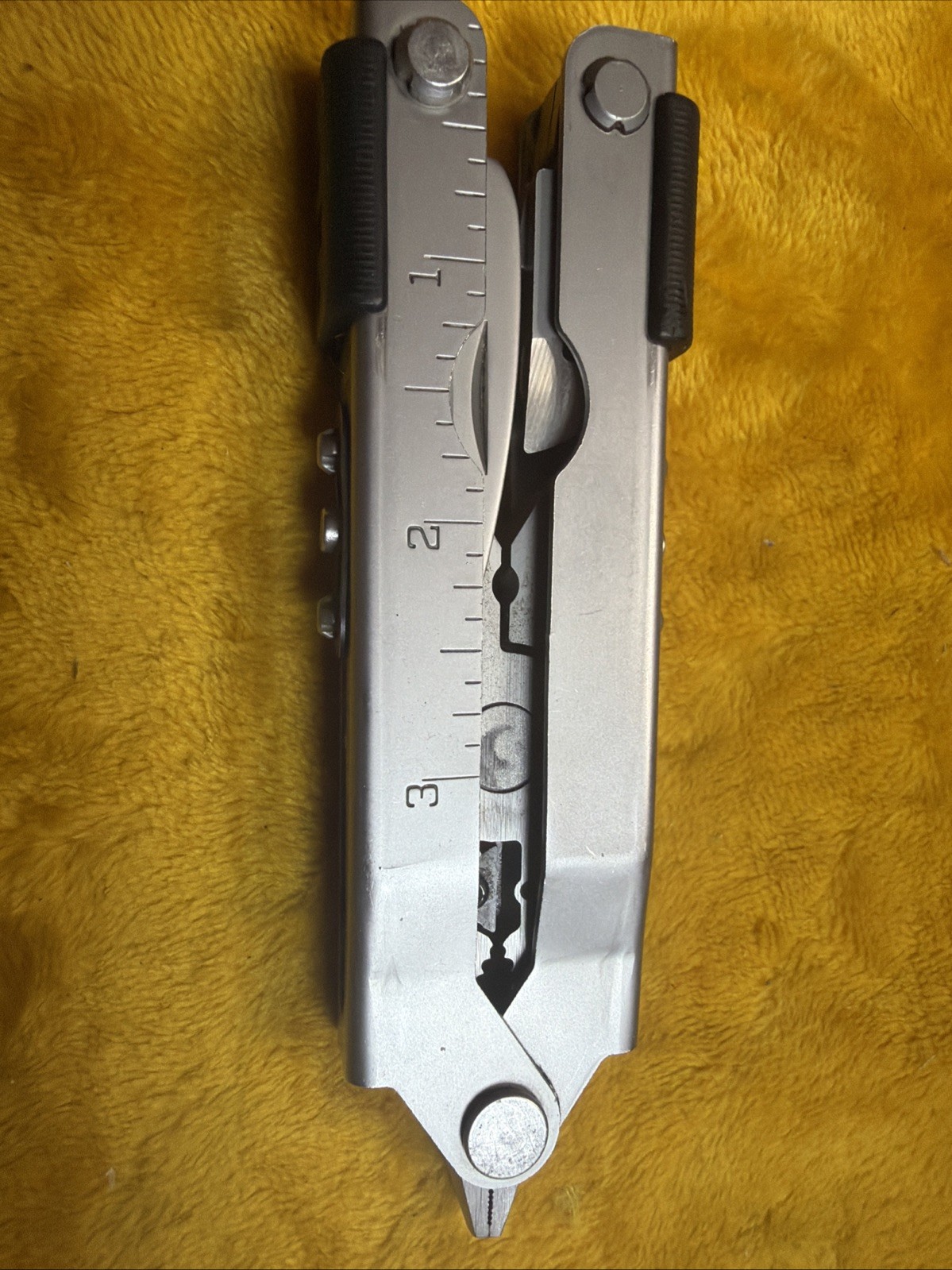 Gerber MP600 Multi-Tool Needle Nose Pliers Carbide Cutters. Very Good Condtion