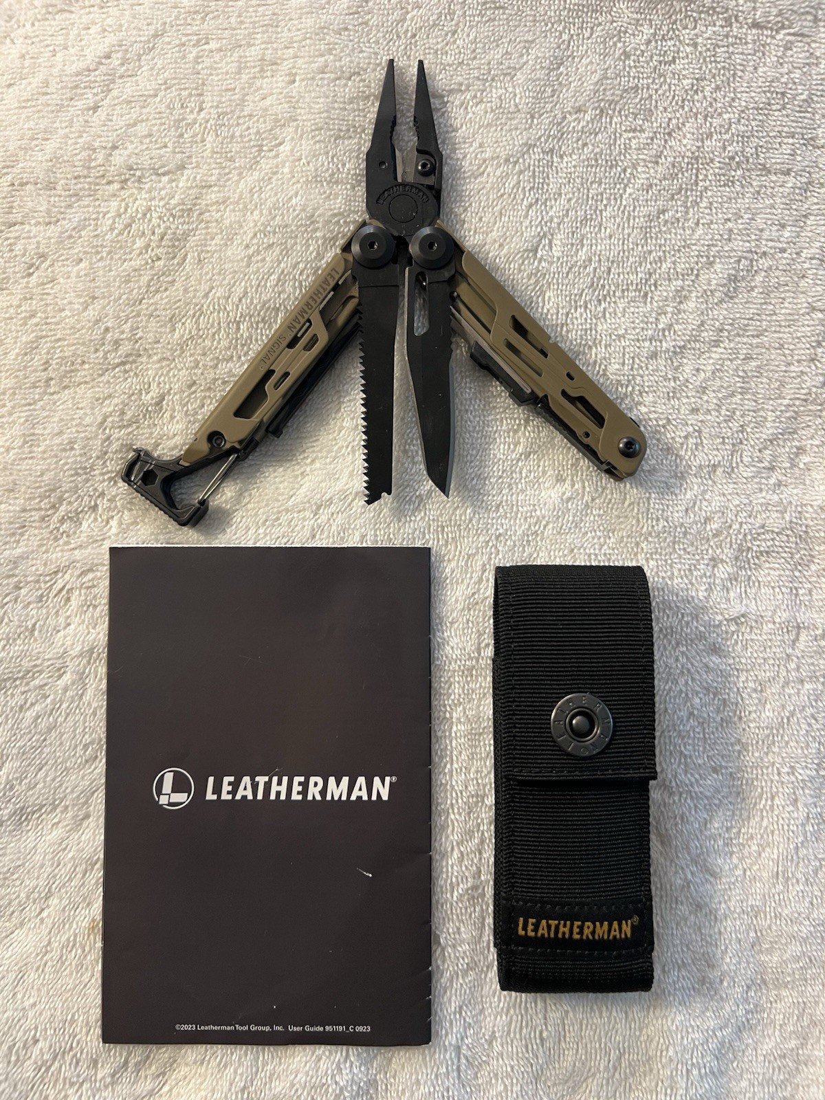 LEATHERMAN® SIGNAL® 19 Tool Stainless Steel Multitool in Coyote Tan Color 832720