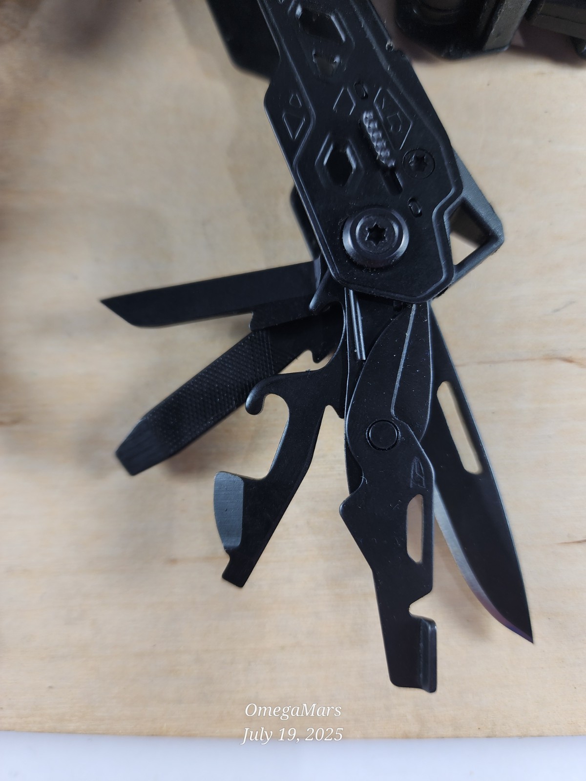 Gerber Truss 17-in-1 Multi Tool One(1) good – great conditions! Black NO Sheath