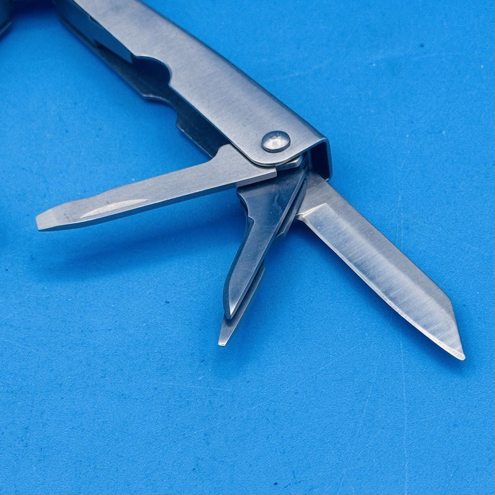 7-in-1 Meade Multi Tool Pliers Knife Saw File Screwdrivers EDC Tool