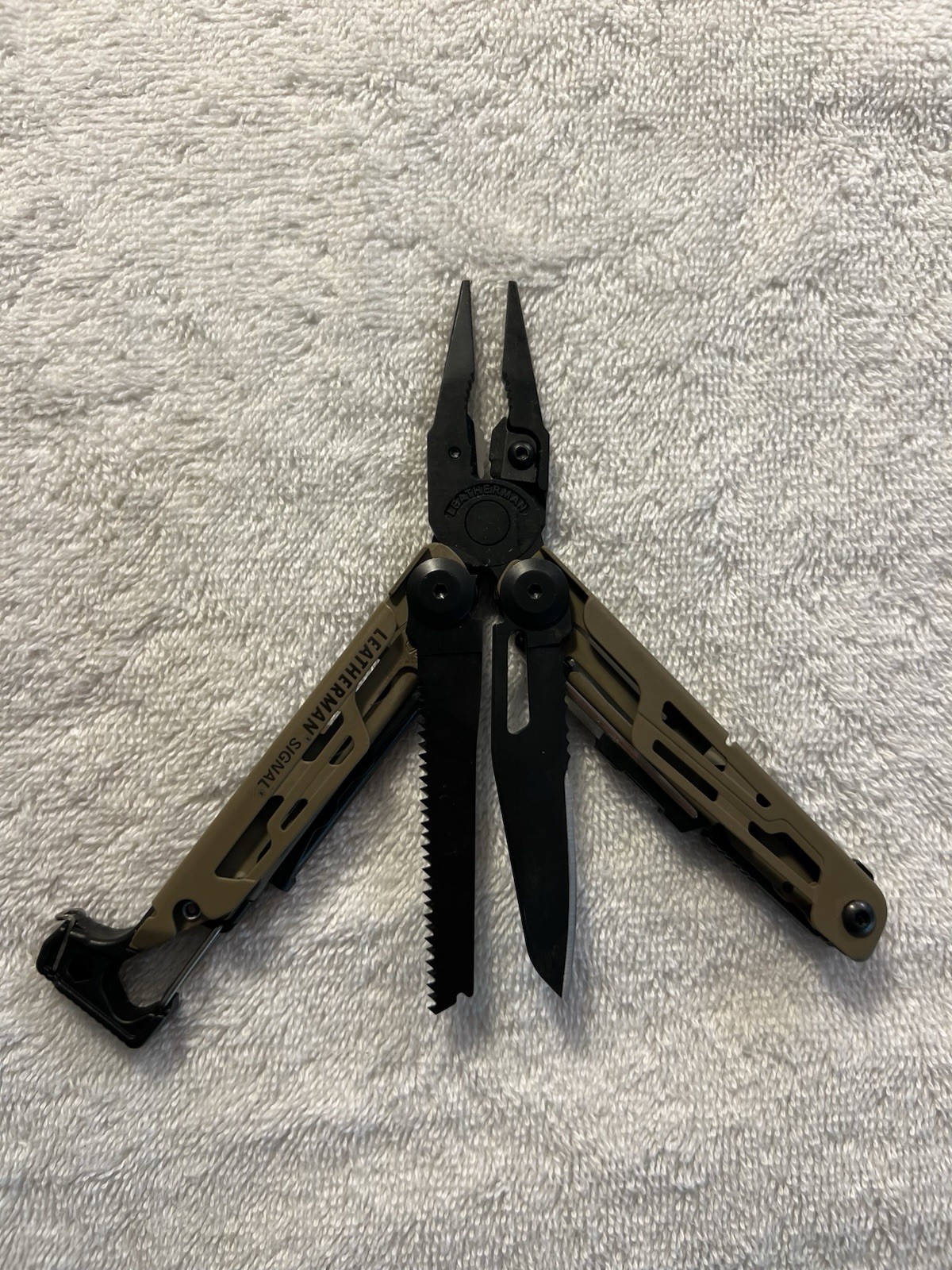LEATHERMAN® SIGNAL® 19 Tool Stainless Steel Multitool in Coyote Tan Color 832720