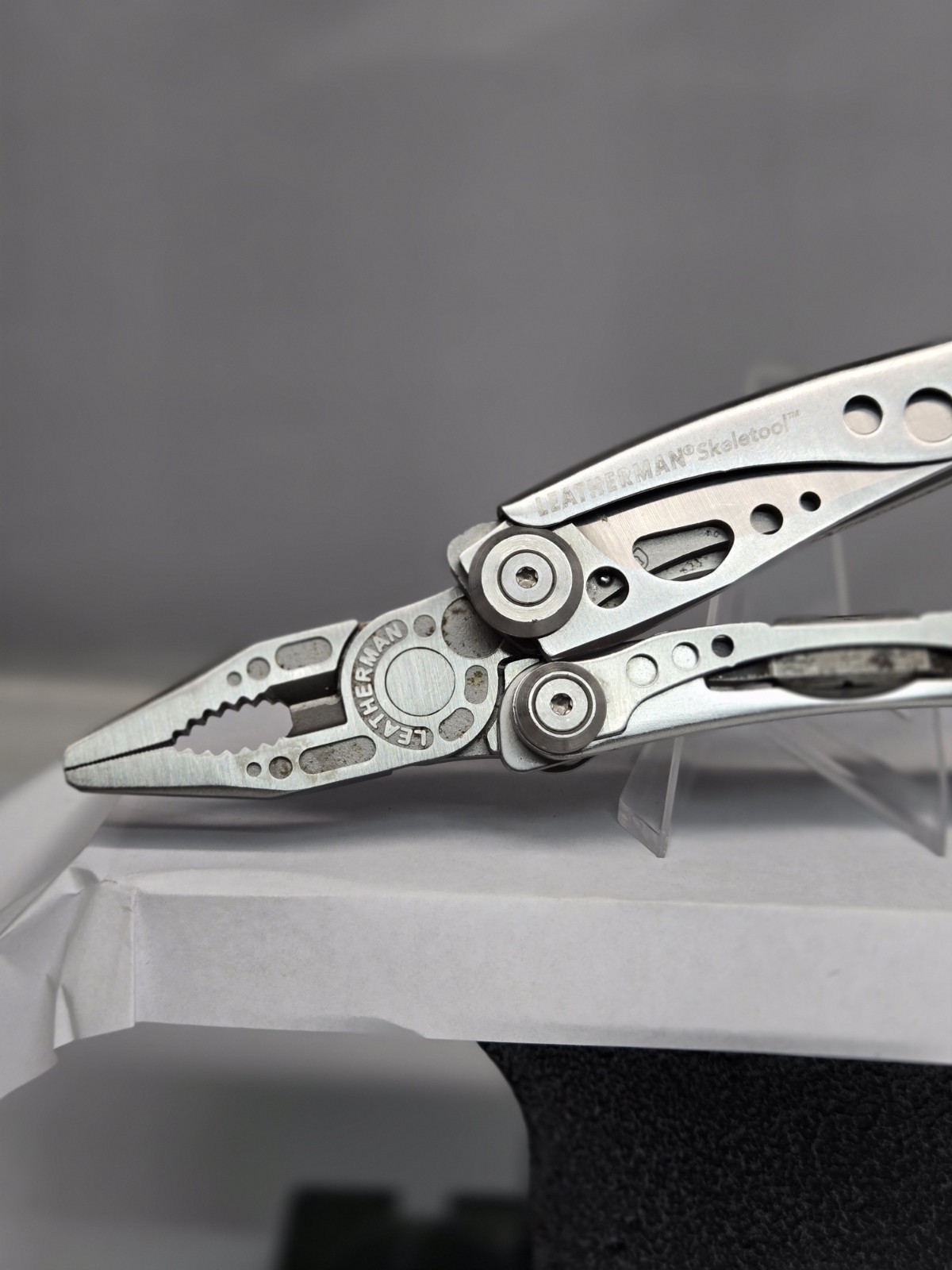 LEATHERMAN Skeletool Multi Tool – Plain Edge Blade Knife Pliers Carabiner!