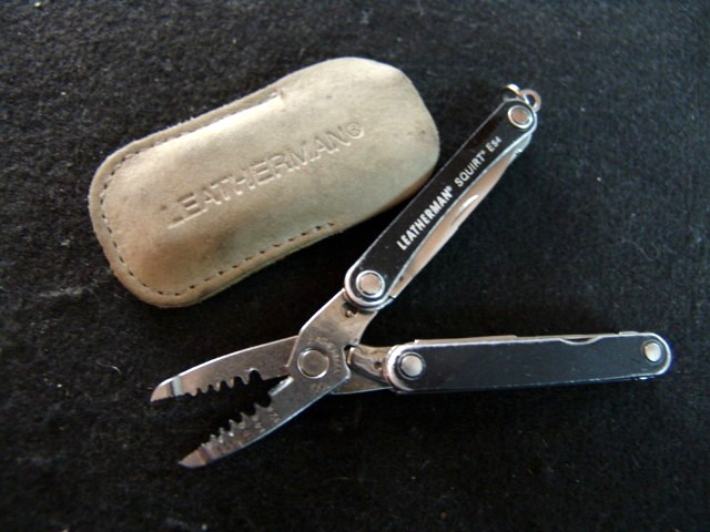 LEATHERMAN SQUIRT ES4-ELECTRICIAN WIRE STRIPPER MULITOOL-RETIRED- LEATHER POUCH