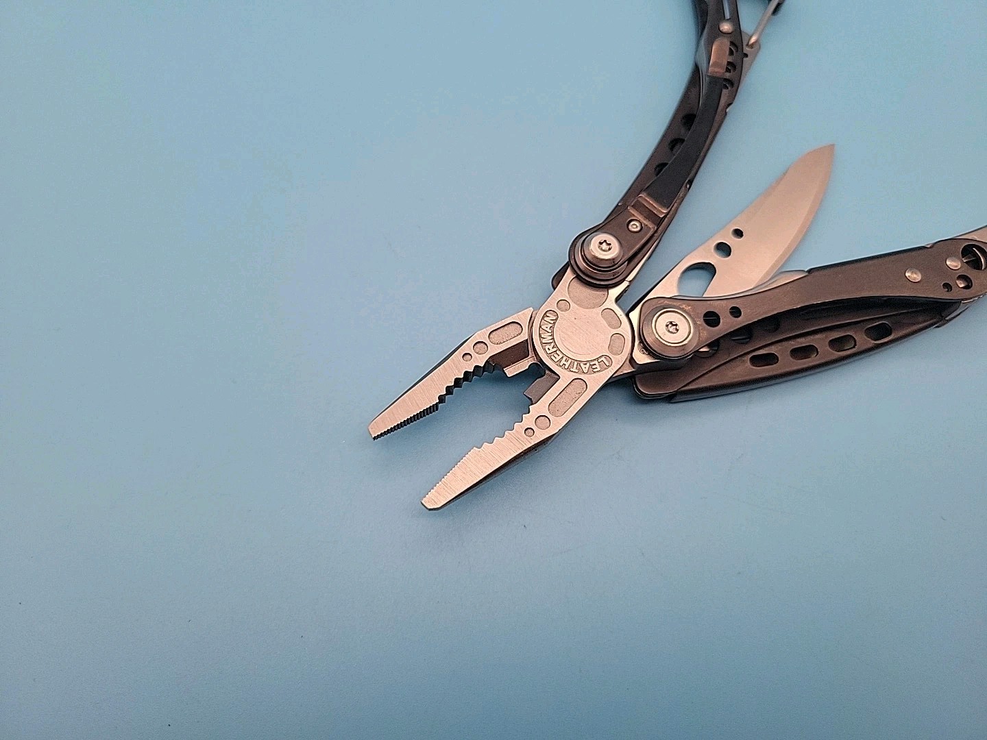 Leatherman Skeletool CX Multi-Tool – Plain Edge 154CM Blade – Driver Bits
