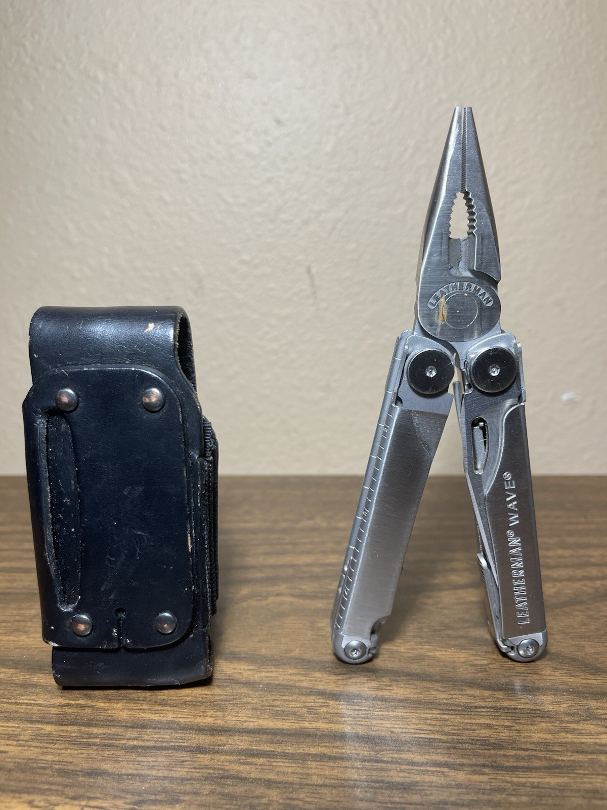 Leatherman Wave Multi-Tool Pliers Pocket Knife w/ Sheath – Great Condition –