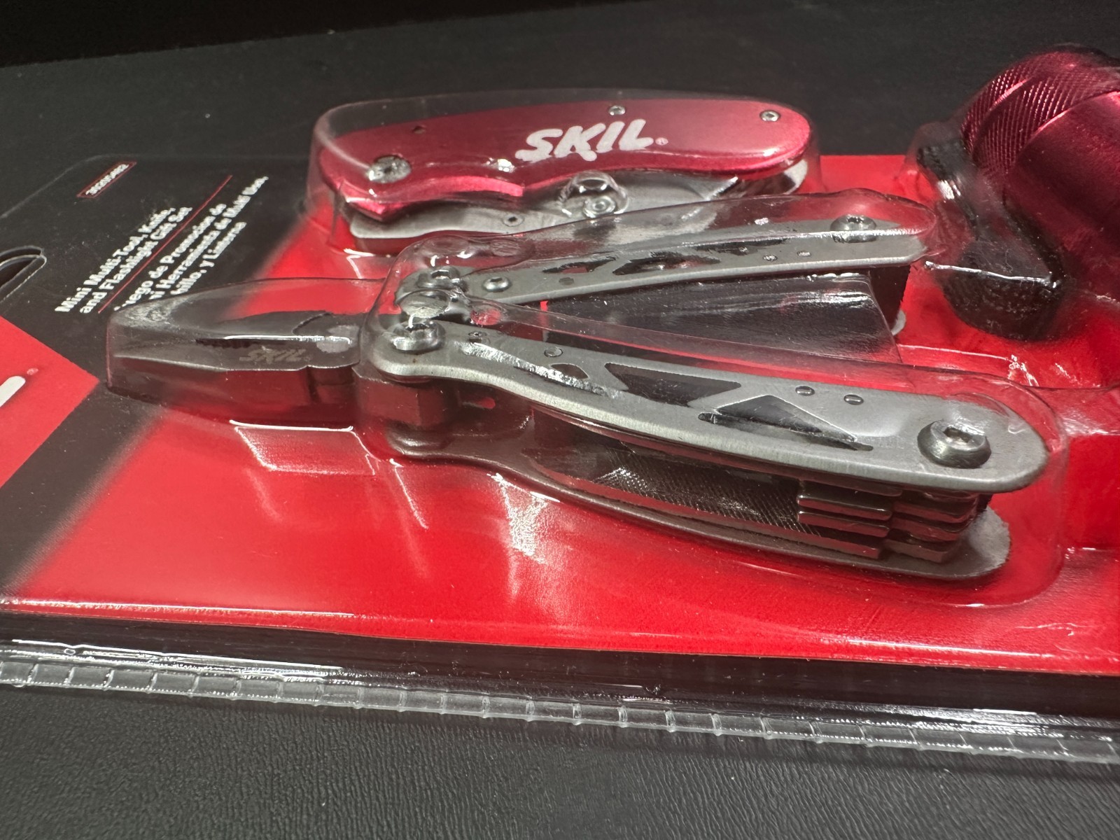SKIL Mini Multi-Tool, Utility Knife, and Flashlight Gift Set #30205482