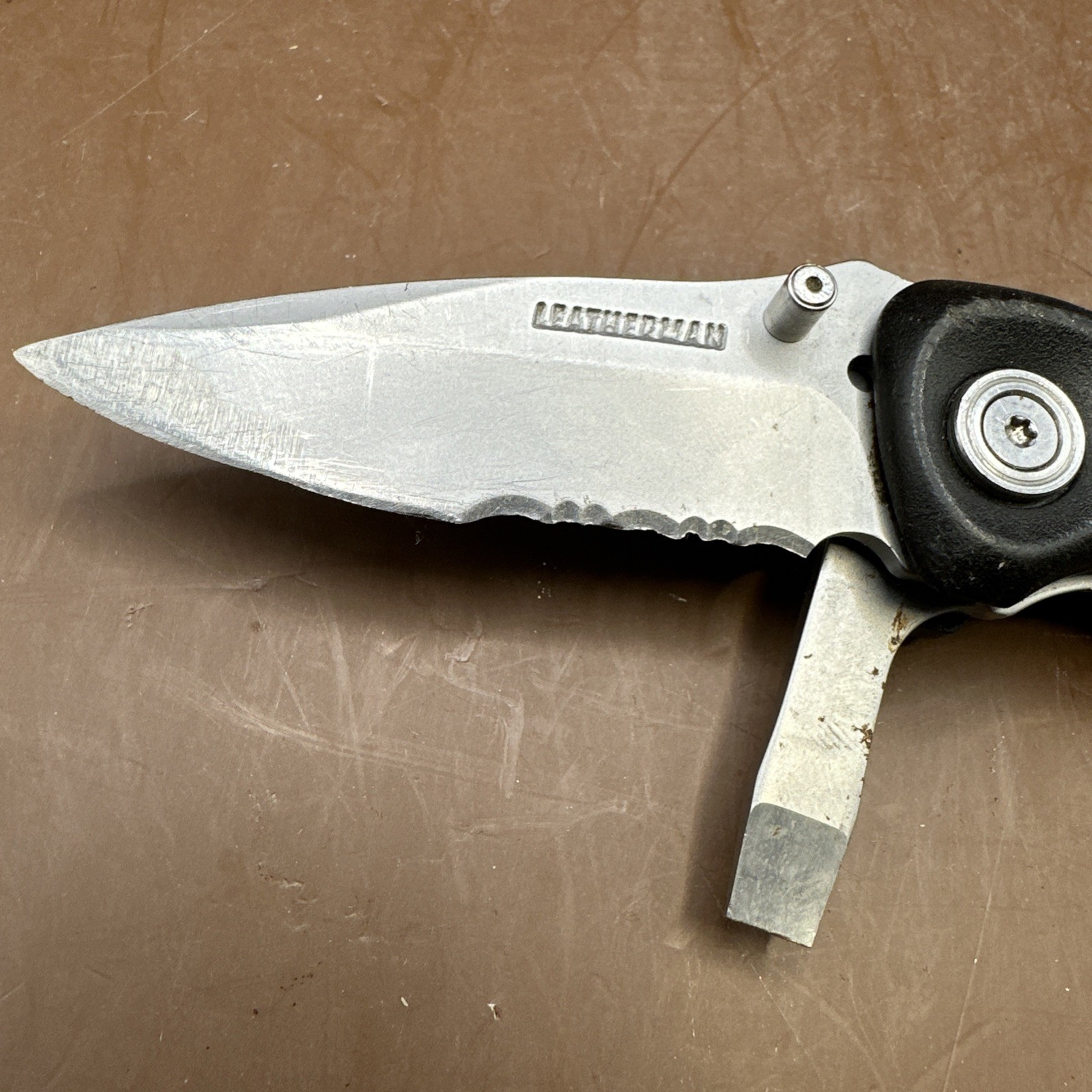 Leatherman C305 Multi-Tool Partially Serrated Knife Screwdrivers Carabiner Clip