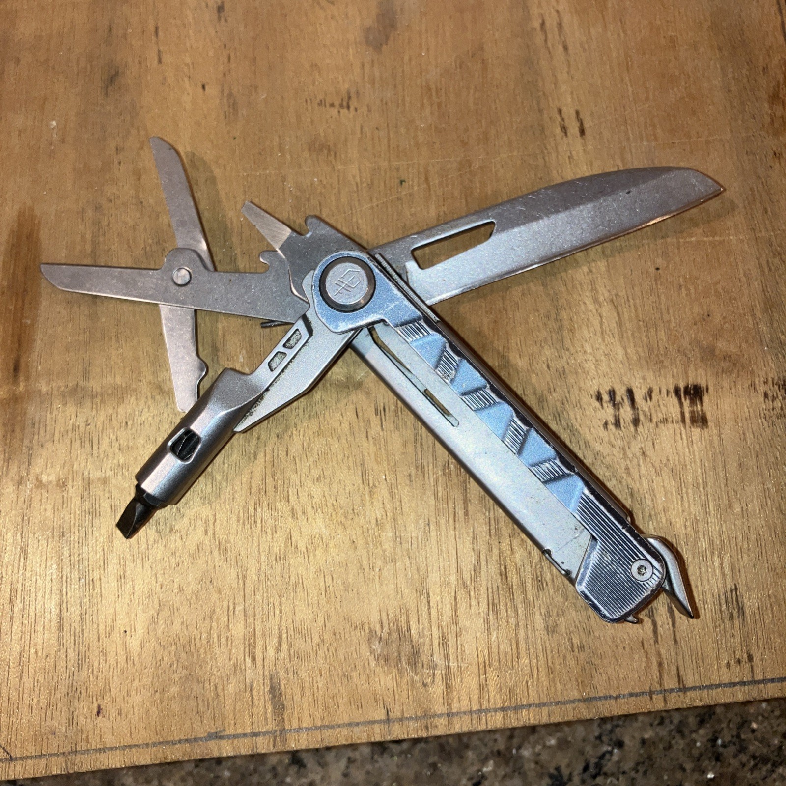 Gerber Armbar Slim Cut Multi Tool 2.5″ S.S. Blade Scissor Bottle Opener