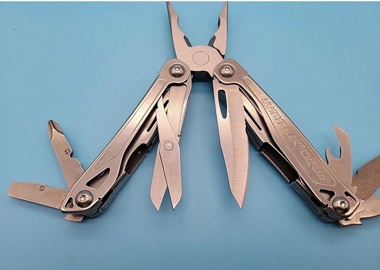 Leatherman Wingman Multi Tool w/ Sheath – Pocket Clip, Pliers, Screwdrivers New