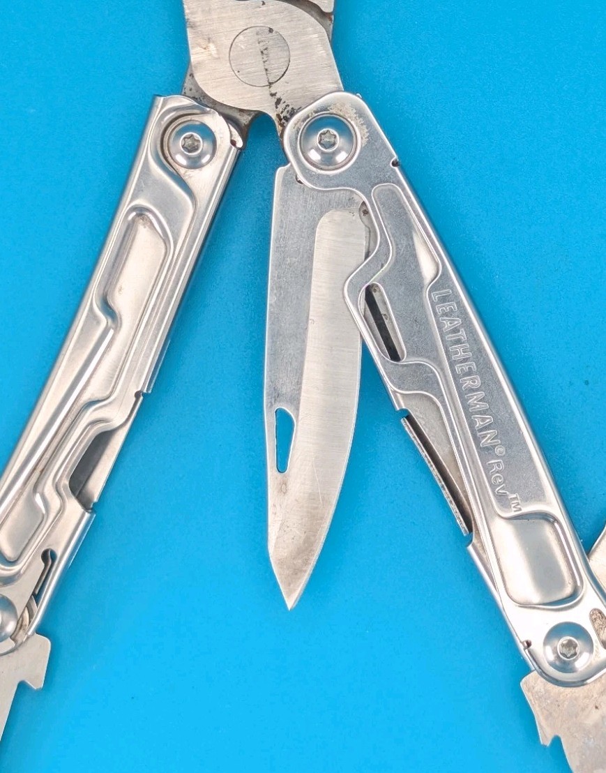 Leatherman Rev 3.8″ Multi-Tool, Stainless! *SOME RUST ON ITEM*