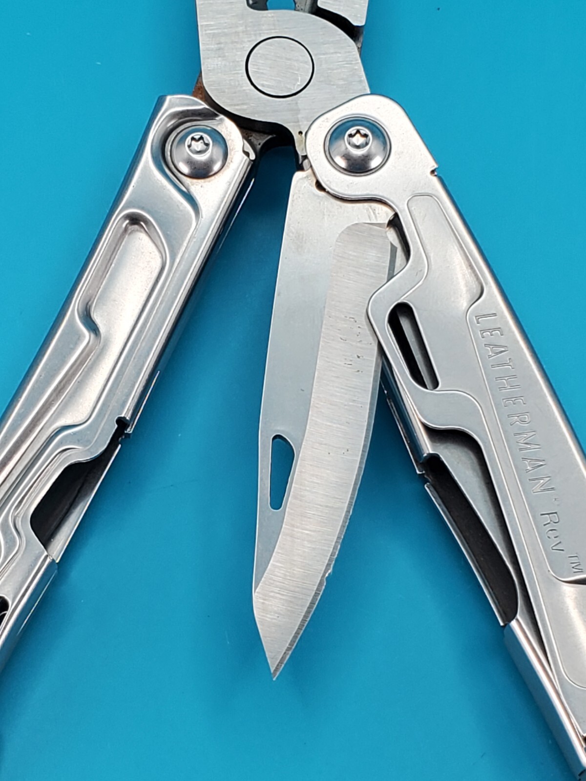Leatherman Rev 3.8″ Multi-Tool, Stainless! *MINOR RUST ON ITEM*