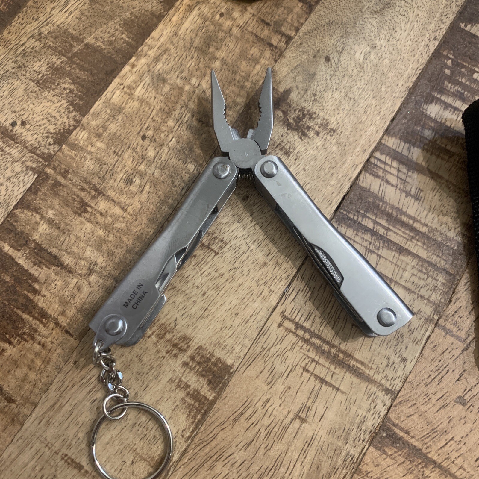 New Carabiner Keychain And Mini Multi Tool W/Sheath ￼