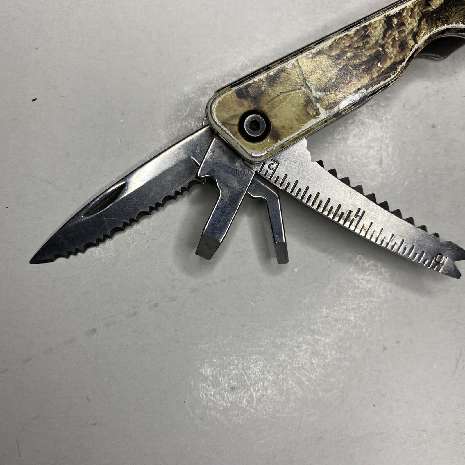 MOSSY OAK 13-1 Multi-tool – Multi Function Pliers – Folding Tool Camouflage