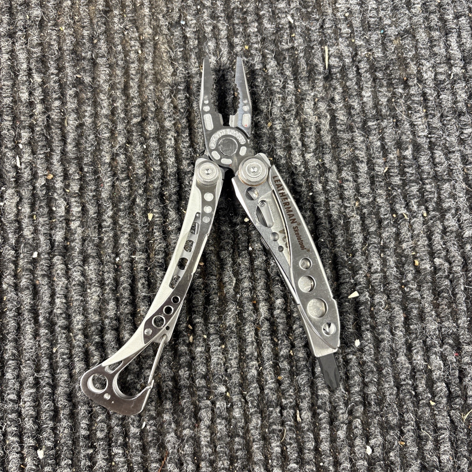 LEATHERMAN Skeletool Multi Tool – Combo Edge Blade Knife Pliers Carabiner (074)