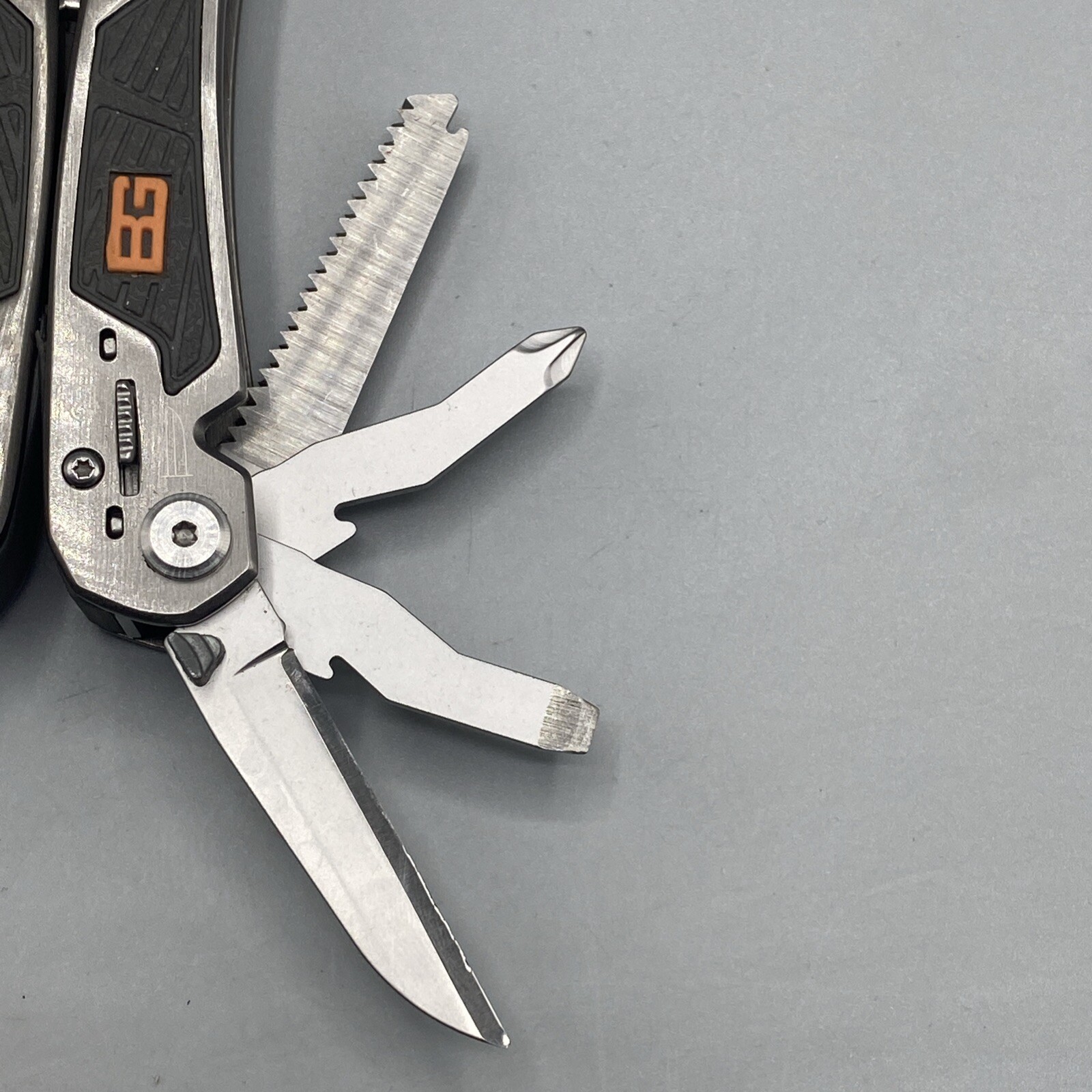 Gerber Bear Grylls Ultimate Multi tool with Sheath – Gray